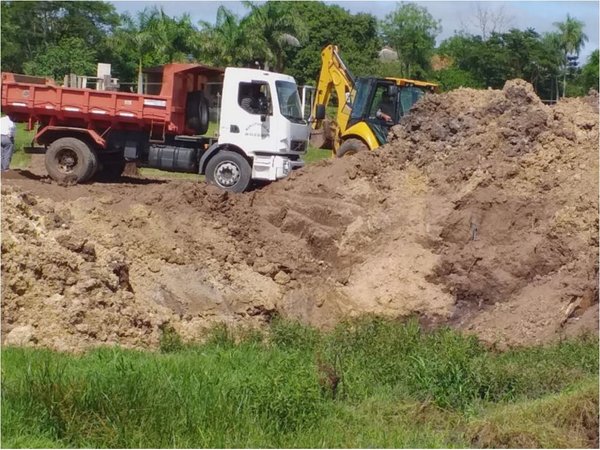 Denuncian al intendente de San José  por  uso de máquina   para buscar oro