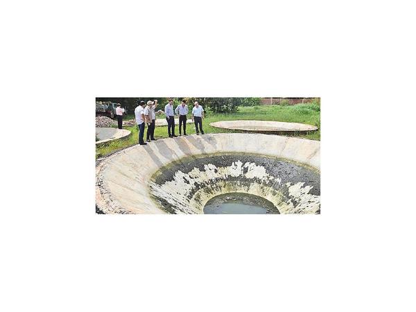 Hallan 10 fosas con agua sucia y basura