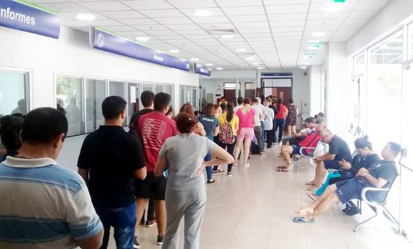 Cientos de enfermos esperaron horas en IPS - Locales - ABC Color