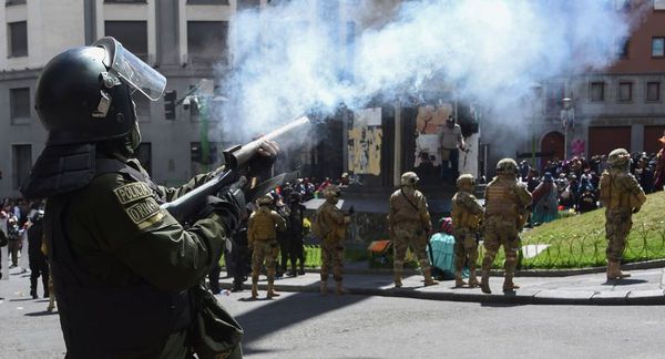 Bolivia: Sacan policías y militares a las calles