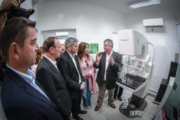 Mandatario inaugura obras y entrega equipos para Unidad de Mamografía del Hospital Regional de Pilar