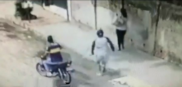 Mujer es brutalmente agredida por motochorros | Noticias Paraguay