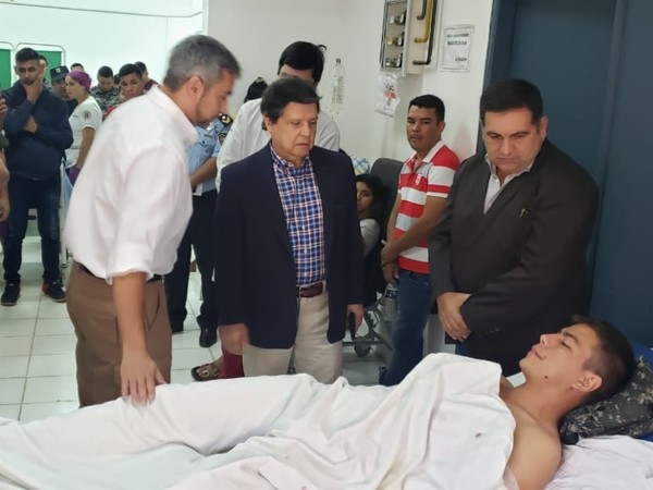 Mario Abdo y Euclides Acevedo brindan apoyo a agentes Linces heridos