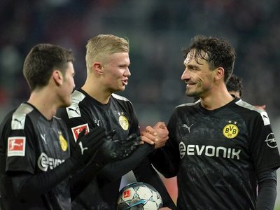 Haaland debuta con triplete en remontada del Dortmund