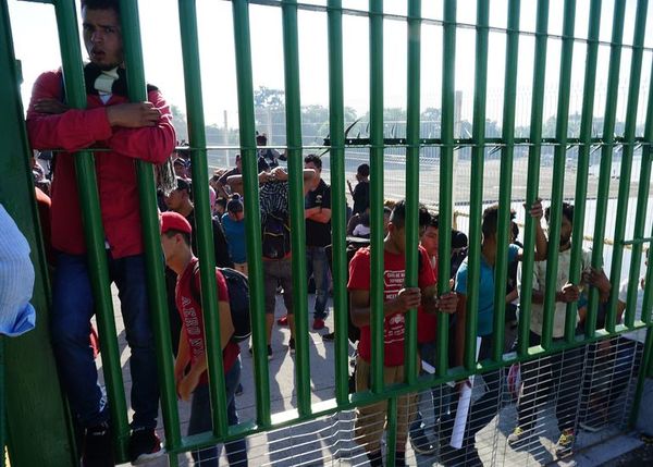 Migrantes de nueva caravana de centroamericanos intentan entrar ilegalmente a México - Mundo - ABC Color