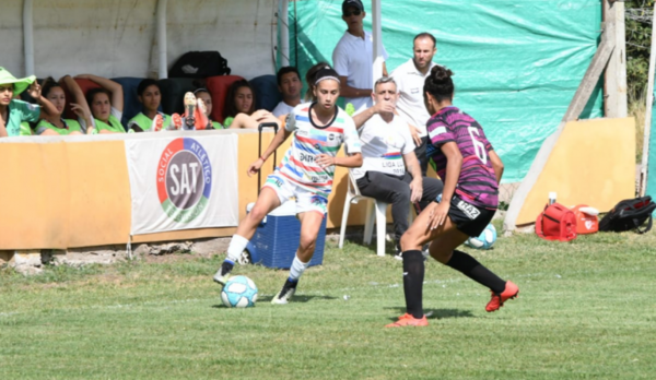 HOY / Paraguaya se manda un golazo en Argentina