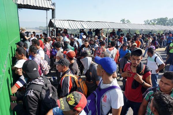 Caravana migrante permanece a la espera para entrar masivamente en México - Mundo - ABC Color