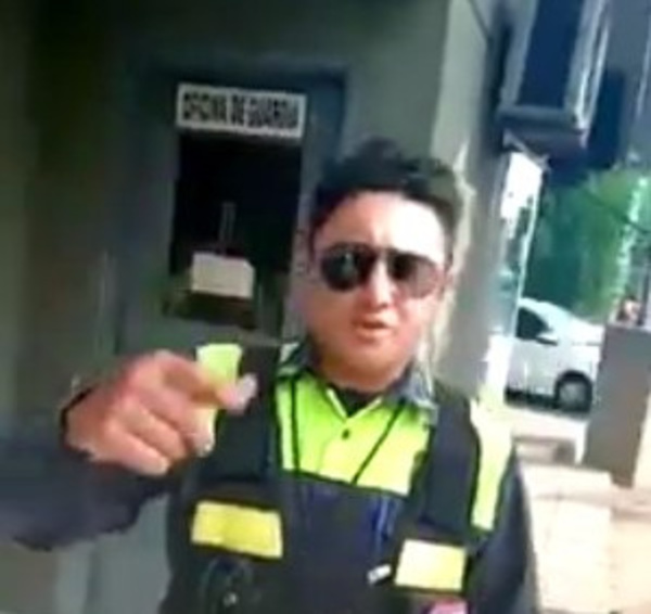 (VIDEO) “ZORRO” OJEPILLAMI: Le multó al que le foteó “pescando”