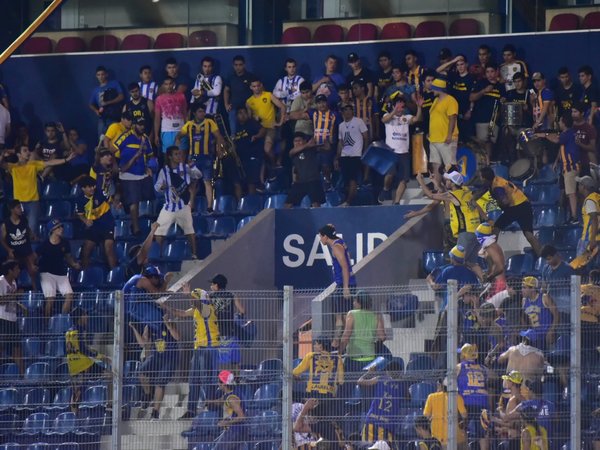 Hinchas de Luqueño causan destrozos en La Nueva Olla