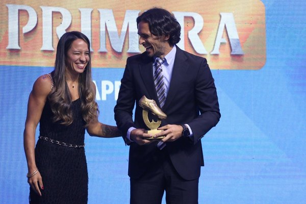 Kari Vega, la chica que domina el básquet y hace 67 goles en fútbol