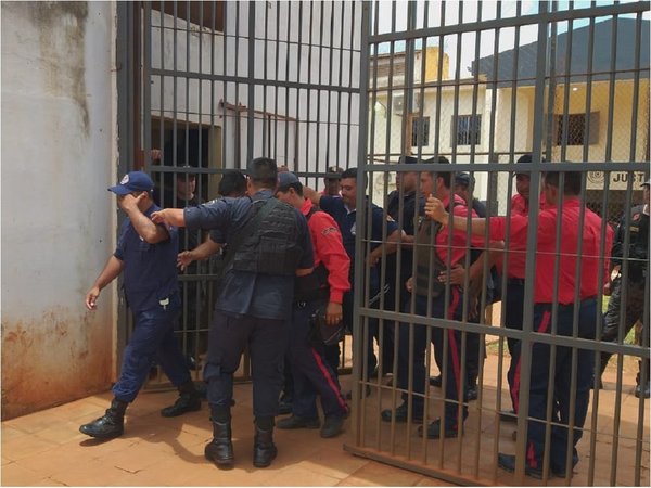 Casi 30 guardiacárceles quedan detenidos tras masiva fuga de reclusos en PJC