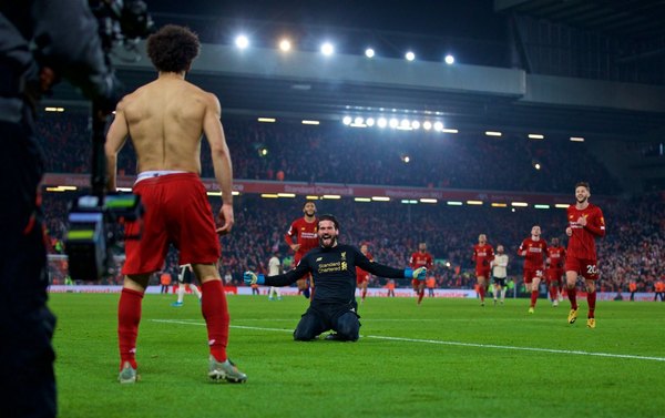 Liverpool gana el clásico con autoridad y sigue imparable hacia el título