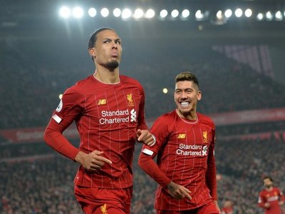 Liverpool acaricia la Premier tras quedarse con el clásico ante el United