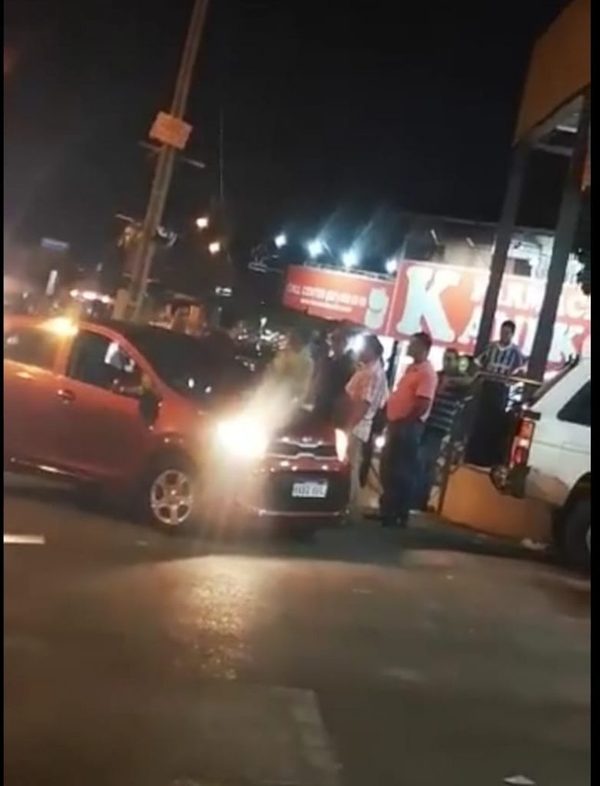 En manada taxistas habrían rodeado a Uber en San Lorenzo | Noticias Paraguay