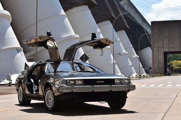 Auto de “Regreso al futuro” se recarga en Itaipú - ABC en el Este - ABC Color