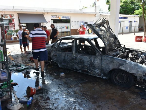 Incendio de auto en una gasolinera causa susto en Caaguazú