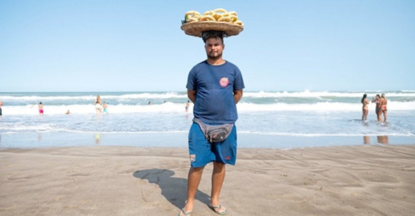 Chipero paraguayo tiene éxito en playa argentina