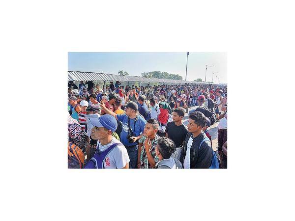 Cientos de migrantes rumbo a EEUU buscan entrar por México