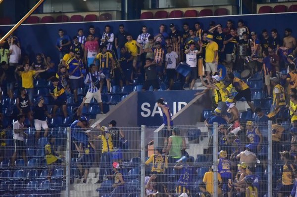 Hinchas causaron destrozos en la Nueva Olla •