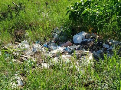 Denuncian acumulación de basura en baldío de Luque