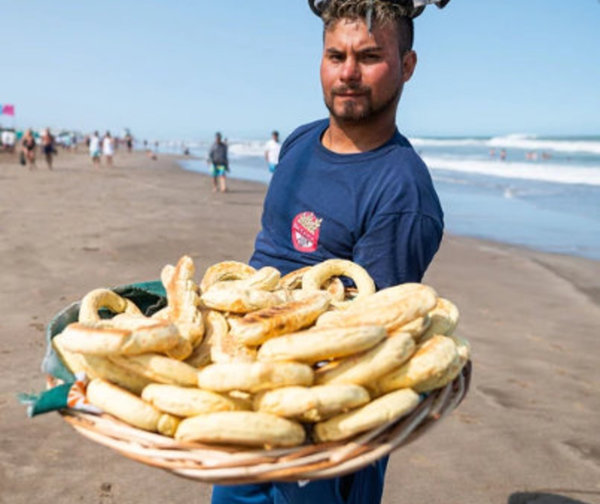 Vendedor de chipa sin gluten causa furor en Pinamar