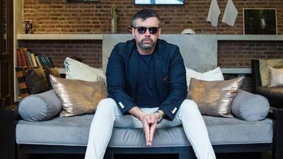 El hombre detrás del micrófono