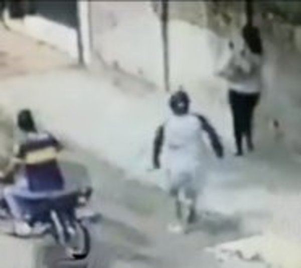 Motochorros agreden a mujer - Paraguay.com