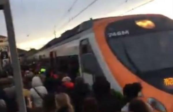 Maquinista bajó a todos los pasajeros de un tren alegando que ya había cumplido sus horas de conducción - SNT