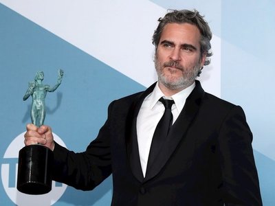 Joaquín Phoenix rinde homenaje a Heath Ledger en los SAG Awards