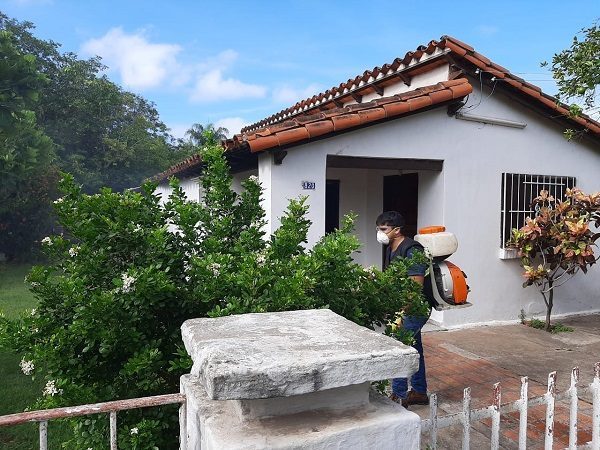 Funcionarios de empresa participan en minga contra el dengue en Villeta
