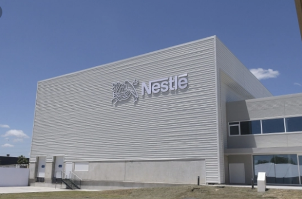 HOY / Nestlé invierte más de US$ 2.000 millones para crear mercado de plástico reciclado