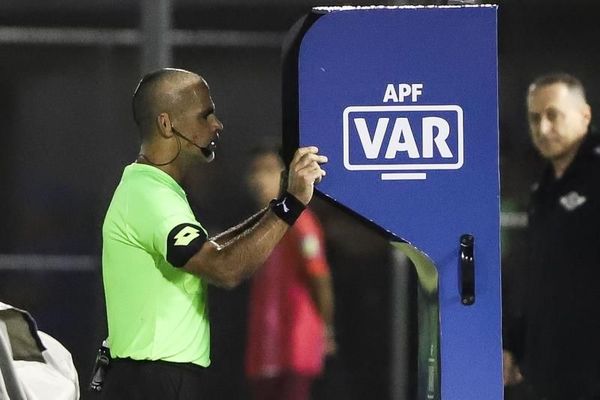 El VAR comienza en el fútbol paraguayo con determinación y algunas críticas - .::RADIO NACIONAL::.