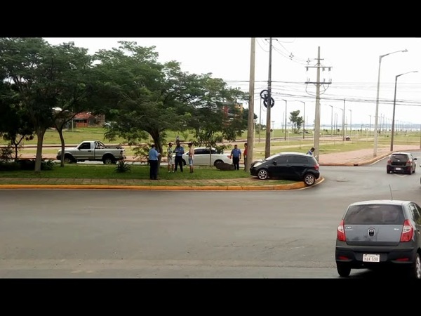 CAMIONETA ARGENTINA INVOLUCRADA EN ACCIDENTE A METROS DE LA PLACITA