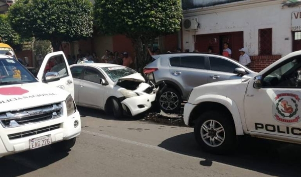 HOY / Accidente en zona del Mercado 4: conductor chocó contra vehículo estacionado y falleció
