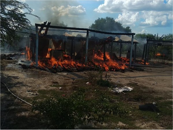 Incendio consume totalmente vivienda de una humilde familia