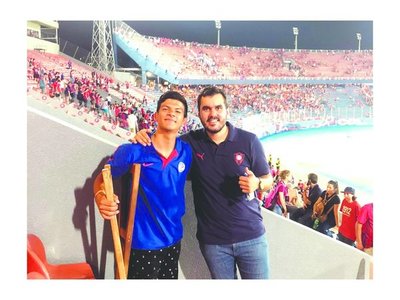 La increíble historia del hincha con muletas