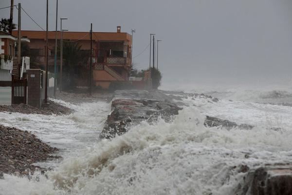 Tres muertos, récord de oleaje, rutas cortadas y 33 provincias de España en alerta por un temporal | .::Agencia IP::.