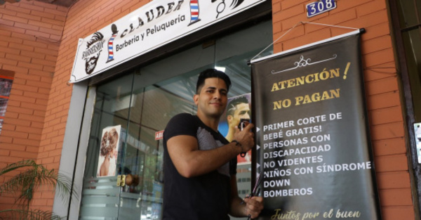 Peluquean gratis a no videntes, bebés y eso