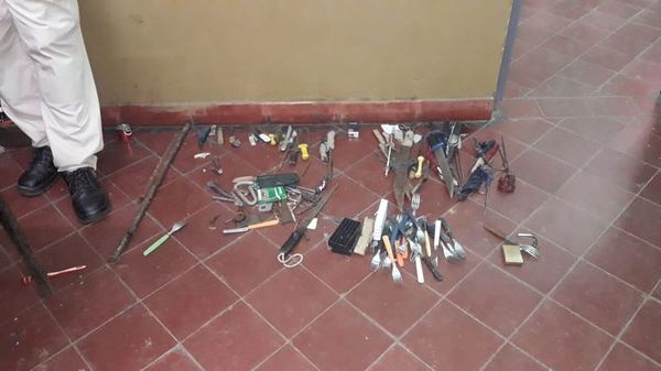 Allanan prisión de San Pedro e incautan armas blancas de fabricación casera - Nacionales - ABC Color