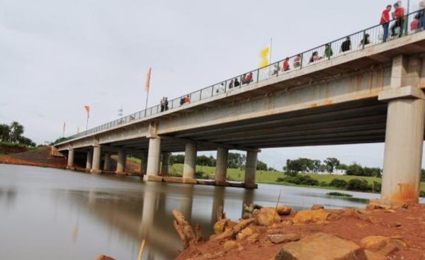 Oficialmente inaugurado el puente que une a Minga y Hernandarias
