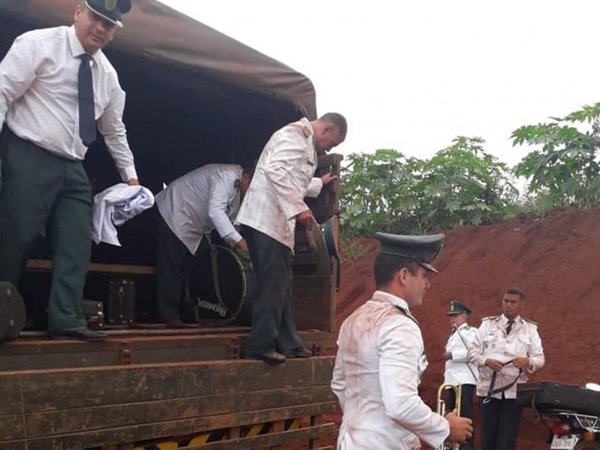 Músicos militares llegaron llenos de polvo a inauguración de puente