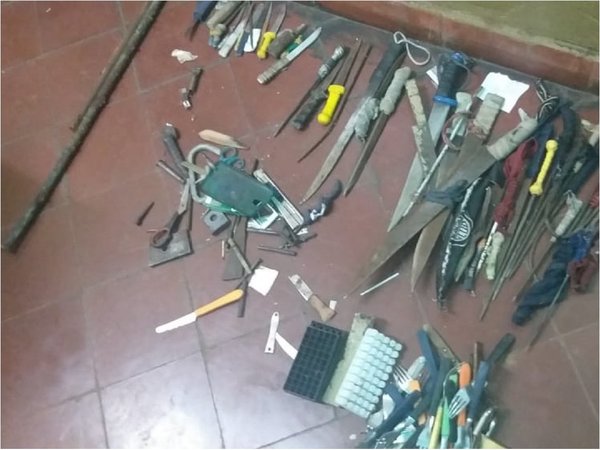 Incautan más de 100 armas blancas en penal de San Pedro