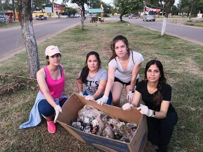 Jóvenes eliminan criaderos en la Avenida Pinedo