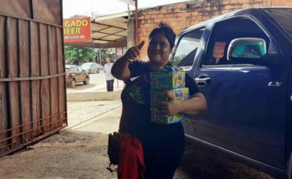 Vendedora de caramelos pide ayuda para festejar cumpleaños de su hijo