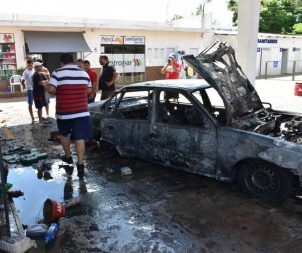 Vehículo ardió en llamas mientras cargaba combustible