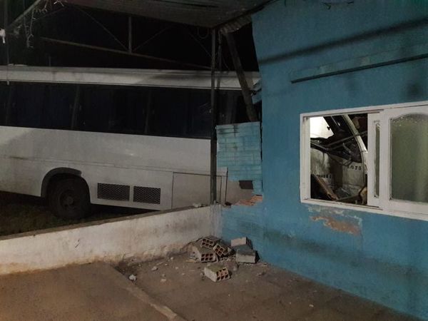 Minibús del Ministerio de Salud protagonizó un accidente en Itá - Nacionales - ABC Color