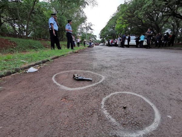 Un presunto motochorro y un policía quedan heridos tras tiroteo