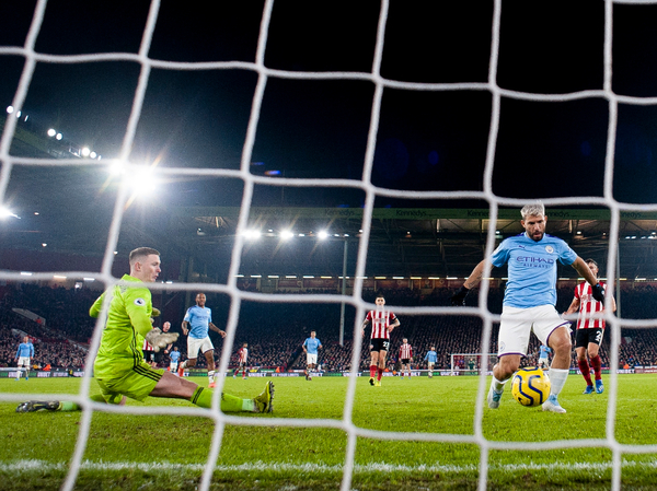 El Kun Agüero le muestra el camino del triunfo al City