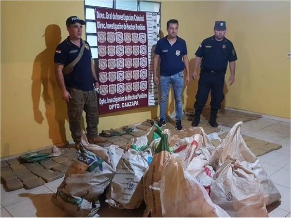 Hallan abandonados 385 kilos de marihuana prensada en Caazapá