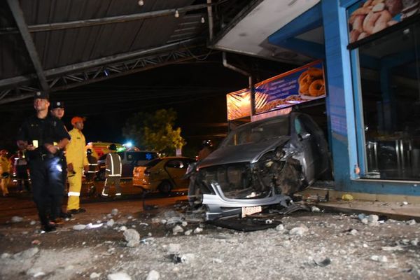 Aparatoso accidente de tránsito con múltiples destrozos, pero heridos fuera de peligro - Nacionales - ABC Color